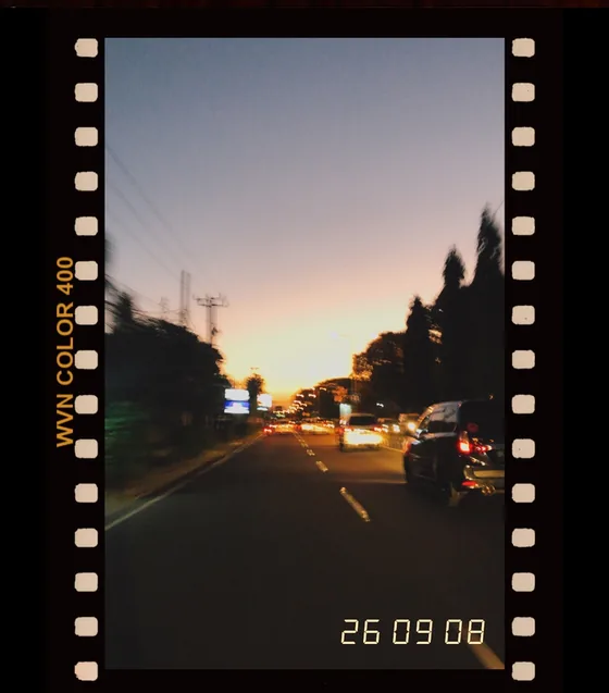 フィルム風の枠と日付を添えた、夕暮れの道の写真